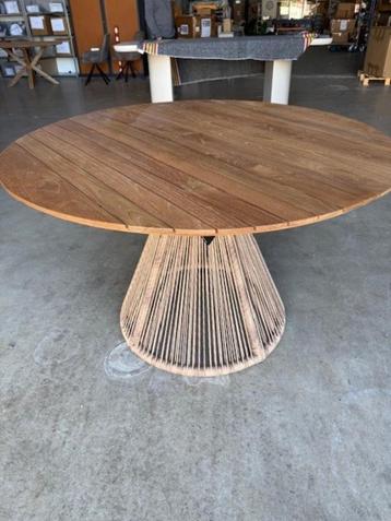 Tuintafel met teakhouten blad dia 120cm beschikbaar voor biedingen