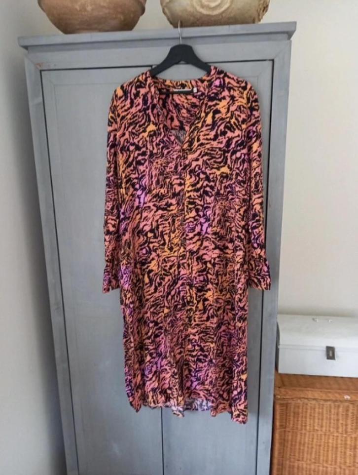 B.Young jurk 44, Kleding | Dames, Jurken, Zo goed als nieuw, Maat 42/44 (L), Onder de knie, Ophalen of Verzenden