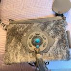 Tasje met koeienhuid en turquoise steen, Sieraden, Tassen en Uiterlijk, Tassen | Damestassen, Ophalen of Verzenden, Zo goed als nieuw