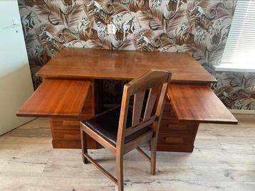 Zeer oud vintage bureau beschikbaar voor biedingen
