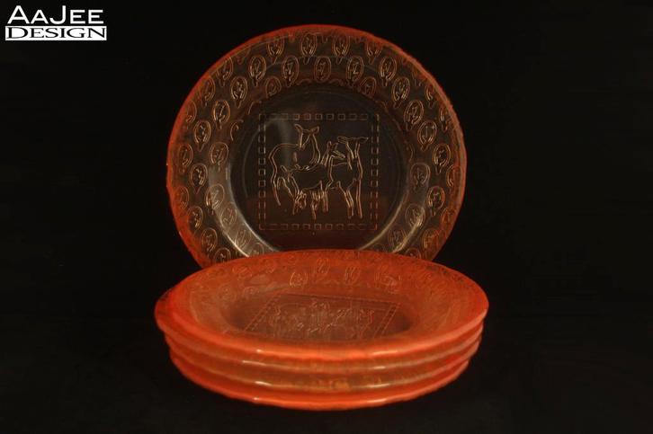 Kosta Boda – Collage – Kjell Engman – Oranje bord LOS – 1996, Huis en Inrichting, Keuken | Servies, Zo goed als nieuw, Bord(en)