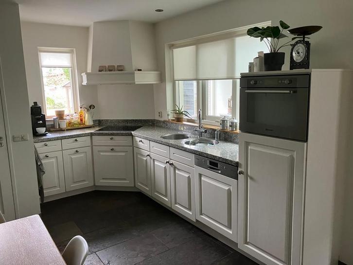 Eiken keuken met graniet blad & inbouwapparatuur, Huis en Inrichting, Keuken | Complete keukens, Gebruikt, Hoekkeuken, Wit, Graniet of Steen