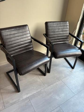 Twee donkerbruine kunstleren eetkamerstoelen beschikbaar voor biedingen
