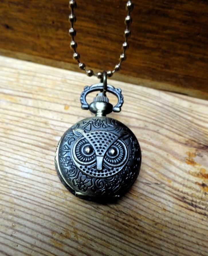 Uil hanger met (werkend) klokje erin aan lange ketting, Sieraden, Tassen en Uiterlijk, Kettingen, Gebruikt, Overige materialen