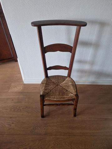 Bruin bidstoelje beschikbaar voor biedingen