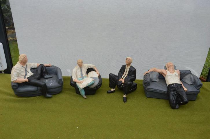 4 vintage gipsen beelden van luierende en denkende mannen, Antiek en Kunst, Curiosa en Brocante, Ophalen of Verzenden