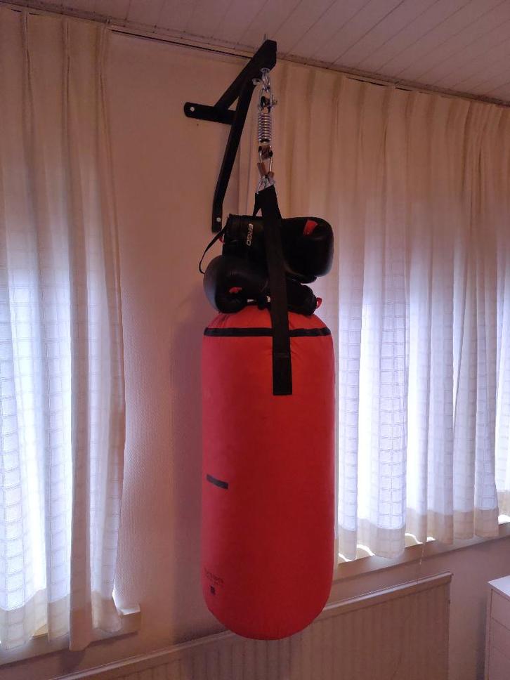 Bokszak 14kg + handschoenen + muurbeugel, Sport en Fitness, Boksen, Zo goed als nieuw, Bokszak, Ophalen