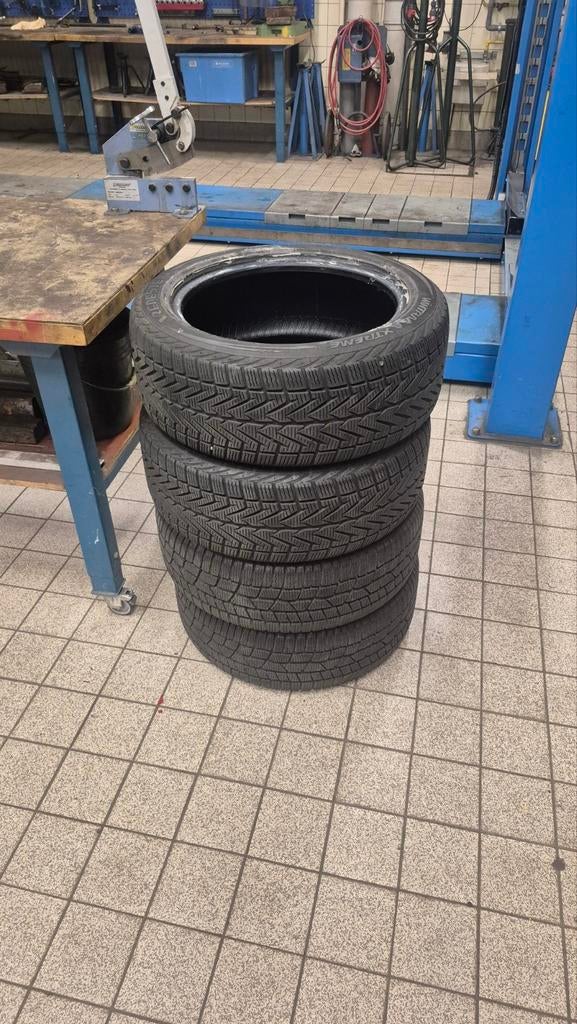 Winterbanden 225  50  17, Ophalen of Verzenden, Zo goed als nieuw