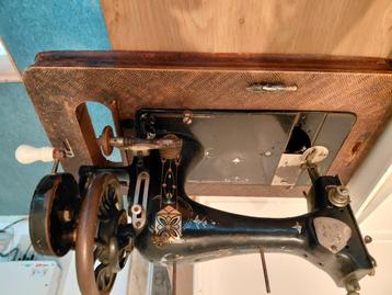 oude antieke naaimachine beschikbaar voor biedingen