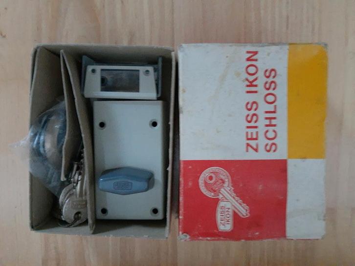 Opdekslot Zeiss Ikon - Nieuw in doos, Doe-het-zelf en Verbouw, Hang- en Sluitwerk, Nieuw, Slot, IJzer, Ophalen of Verzenden