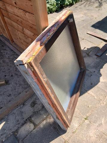 draadglas raam. 82×82 cm beschikbaar voor biedingen