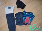 Jongens spiderman pyjama en een trui en mailot/thermo 134, Gebruikt, Maat 134, Ophalen