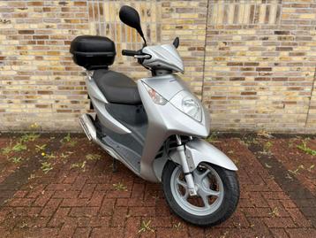 Honda Dylan 150 Motorscooter licht grijs zeer netjes beschikbaar voor biedingen