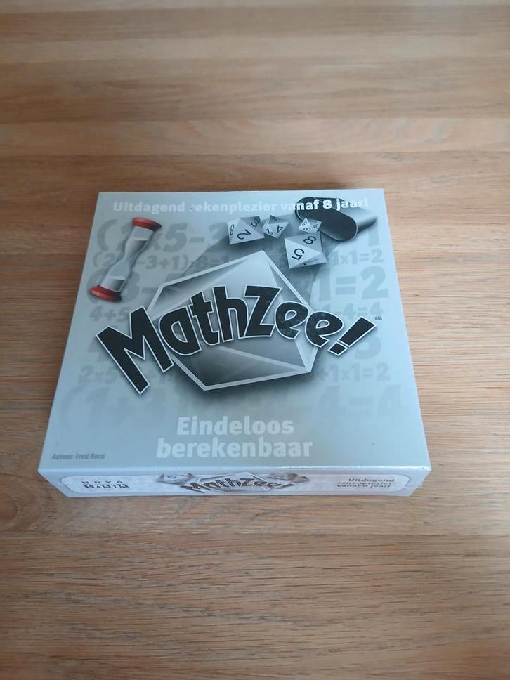 MathZee! Bordspel - nog nieuw in de verpakking!, Hobby en Vrije tijd, Gezelschapsspellen | Bordspellen, Zo goed als nieuw, Een of twee spelers