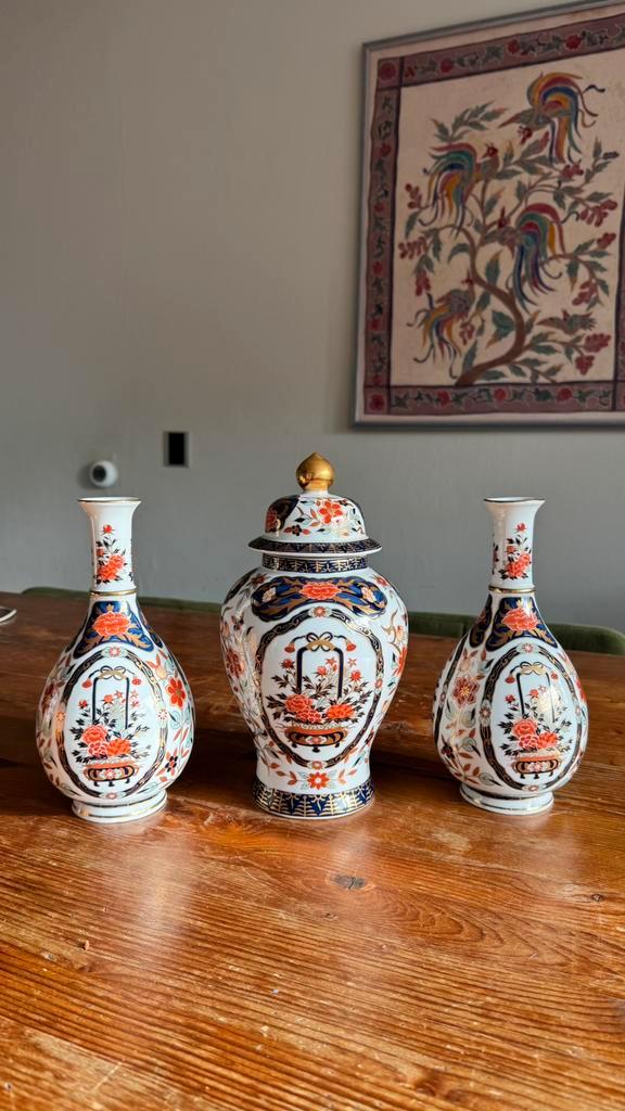 Japans porselein set Hana Kago Mon – 3-delig – Imari stijl, Antiek en Kunst, Antiek | Vazen, Ophalen of Verzenden