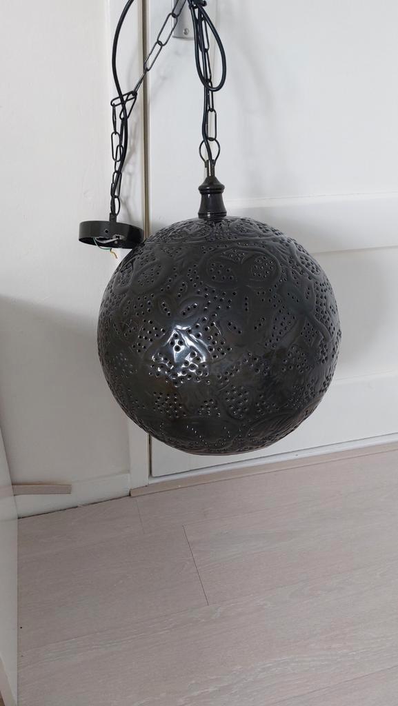 Zgan mooie grote zwarte bol hanglamp doorschijnend, Huis en Inrichting, Lampen | Hanglampen, Zo goed als nieuw, 75 cm of meer