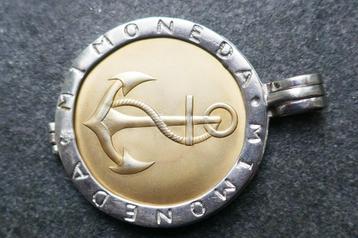 Grote zilveren Mi Moneda hanger beschikbaar voor biedingen