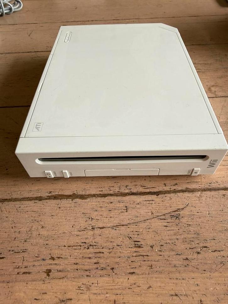 Nintendo wii met 5 spellen zie foto’s, Spelcomputers en Games, Spelcomputers | Nintendo Wii, Zo goed als nieuw, Met 2 controllers
