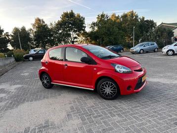 Toyota Aygo 1.0 12V Vvt-i 5DRS 2012 Rood beschikbaar voor biedingen
