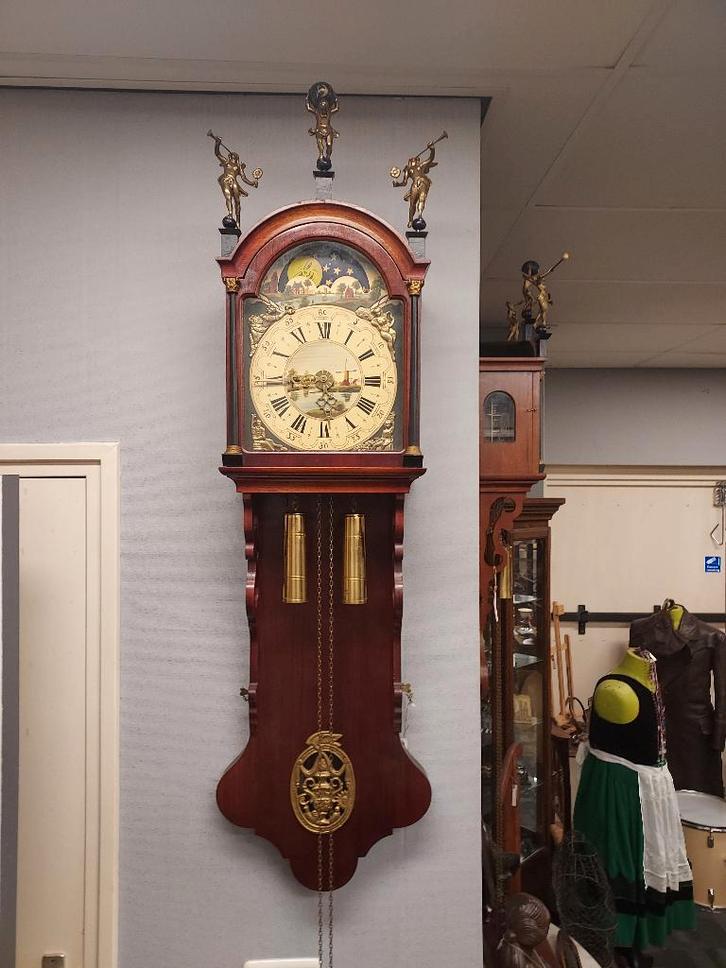 Friese staartklok, mahonie kast met beelden, groot formaat., Antiek en Kunst, Antiek | Klokken, Ophalen