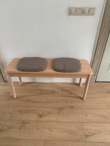 Houten bankje + kussentjes beschikbaar voor biedingen
