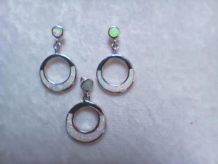 Mooie Zilveren Set met Opaal - Hanger en Oorstekers, Sieraden, Tassen en Uiterlijk, Antieke sieraden, Oorbellen, Zilver, Met edelsteen