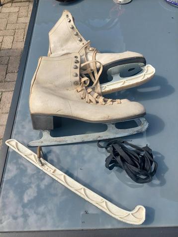 Vintage Kunstschaatsen met Beschermers beschikbaar voor biedingen