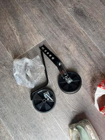 Zijwieltjes zwart beschikbaar voor biedingen