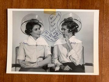 Dames onder de droogkap bij de kapper beschikbaar voor biedingen