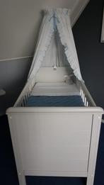 Mooi wit/grijs ledikant 60x120 cm met matras en hemeltje, Ophalen, Gebruikt, Ledikant