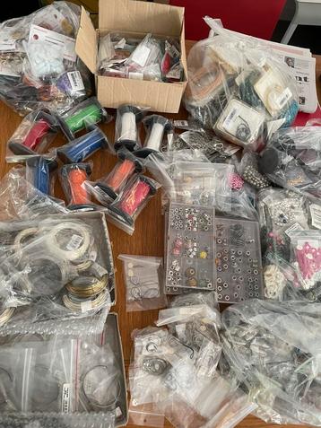 Heel veel materiaal om sieraden te maken beschikbaar voor biedingen