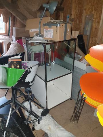 Usm haller vitrine kast met open vak beschikbaar voor biedingen