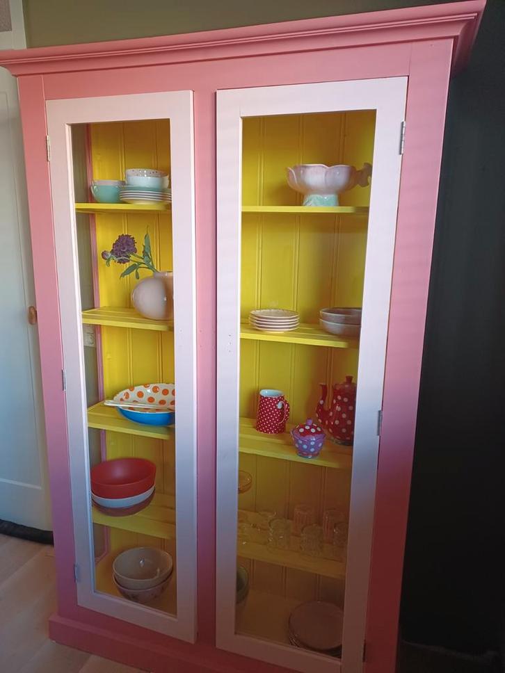 Leuke vitrinekast / servieskast roze (exclusief inhoud), Huis en Inrichting, Kasten | Vitrinekasten, Zo goed als nieuw, 150 tot 200 cm