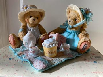 Cherished teddies Freda en Tina picknick doos certificaat beschikbaar voor biedingen