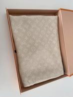 Louis Vuitton MV74026 Monogram Shine Shawl, Louis Vuitton, Ophalen of Verzenden, Zo goed als nieuw, Sjaal