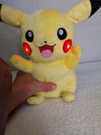 pickachu pokomon  knuffel die kan praten en oortjes bewegen, Ophalen of Verzenden, Zo goed als nieuw, Overige typen