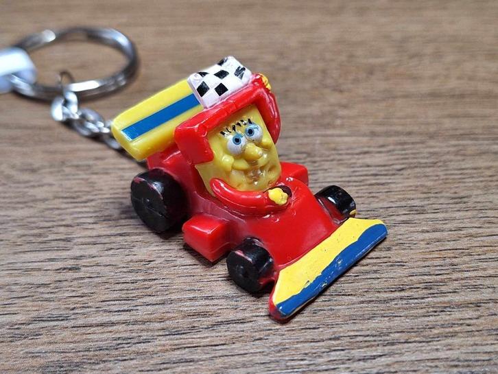Sleutelhanger : Spongebob in racewagen !!, Verzamelen, Sleutelhangers, Nieuw, Overige typen, Ophalen of Verzenden