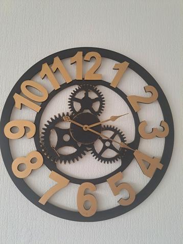 Houten klok met gouden letters beschikbaar voor biedingen