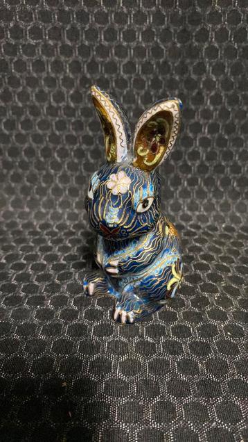 Cloisonne. Geëmailleerde haasje van brons beschikbaar voor biedingen