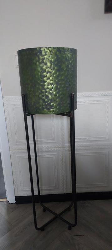Groene Bloempot met Standaard - Zo Goed Als Nieuw! beschikbaar voor biedingen