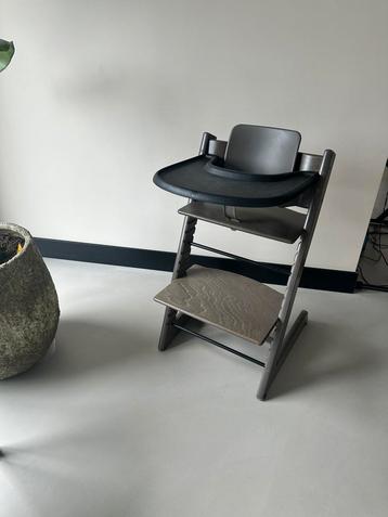 Stokke tripp trapp kinderstoel met accesoires beschikbaar voor biedingen