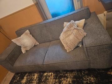 Inboedelverkoop: Schilderijen, Banken, Helmen & Meer! beschikbaar voor biedingen