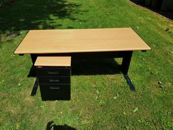 Bureau met ladeblok  beschikbaar voor biedingen