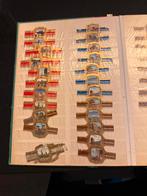 Sigarenbandjes. In oud postzegel album., Ophalen of Verzenden, Gebruikt
