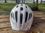 Zeer goede, veilige, witte dames fietshelm, Fietsen en Brommers, Fietsaccessoires | Fietshelmen, S, Ophalen of Verzenden, Zo goed als nieuw