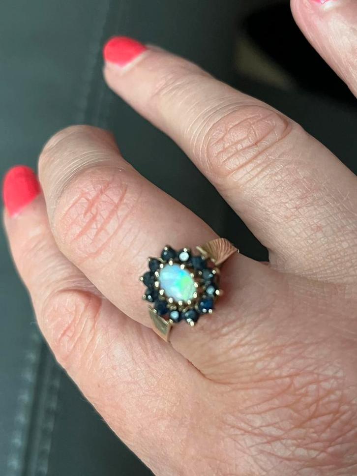 Prachtige 9 krt gouden ring saffiertjes & natuurl.opaal mt17, Sieraden, Tassen en Uiterlijk, Ringen, Gebruikt, Dame, 17 tot 18