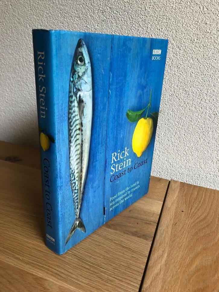 Rick Stein Coast to Coast 1e druk 2008., Boeken, Kookboeken, Zo goed als nieuw, Voorgerechten en Soepen, Hoofdgerechten, Taart, Gebak en Desserts