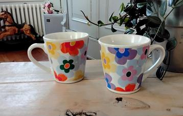 2 vrolijke mokjes met bloemen - mokken - flower power  beschikbaar voor biedingen
