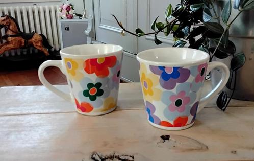 2 vrolijke mokjes met bloemen - mokken - flower power, Huis en Inrichting, Keuken | Servies, Gebruikt, Kop(pen) en/of Schotel(s)