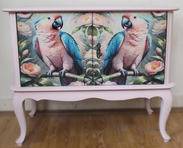 Een prachtige roze Queen Ann kast “Kaketoe”, eclectisch beschikbaar voor biedingen